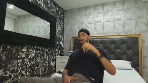 Snapshot of leonardgrant_ chatting on February 11, 4:01 am Leonard online show from February 11, 4:01 am