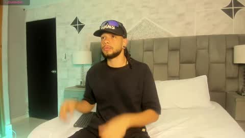 Snapshot of leonardgrant_ chatting on February 27, 2:42 am Leonard online show from February 27, 2:42 am