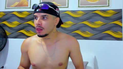 Snapshot of leonhotx chatting on March 19, 11:58 am Leon online show from March 19, 11:58 am