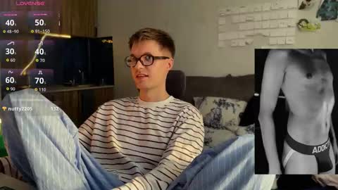 Snapshot of leonnextdoor chatting on February 25, 10:03 am Leon online show from February 25, 10:03 am