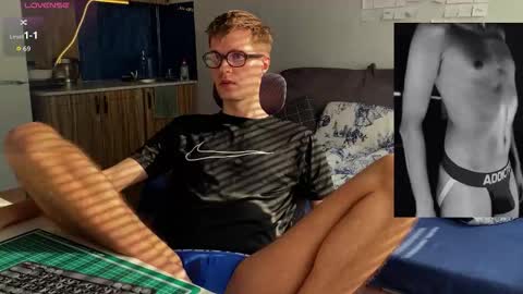 Snapshot of leonnextdoor chatting on February 28, 7:53 am Leon online show from February 28, 7:53 am