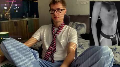 Snapshot of leonnextdoor chatting on March 10, 9:03 am Leon online show from March 10, 9:03 am