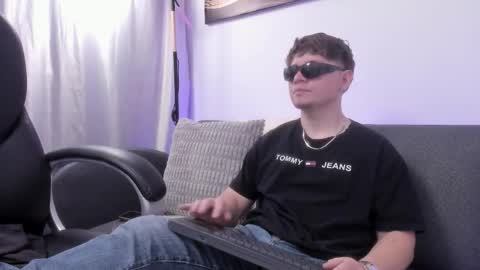 Leo  online show from December 19, 4:52 am