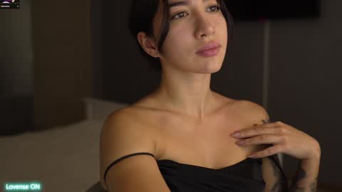 Snapshot of leoramallis chatting on December 3, 4:17 pm Leora online show from December 3, 4:17 pm