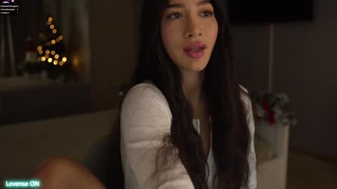 Snapshot of leoramallis chatting on December 17, 4:21 pm Leora online show from December 17, 4:21 pm