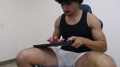 leostorm25 online show from May 7, 1:33 am