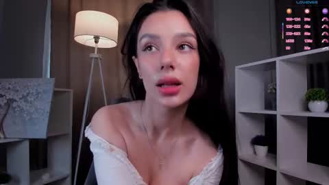 Snapshot of lesi_kiss chatting on January 6, 11:25 am Bella online show from January 6, 11:25 am