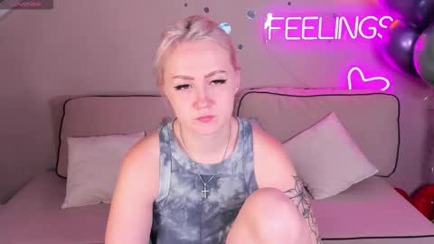 Snapshot of leslie_bell chatting on September 19, 1:51 am Joyce online show from September 19, 1:51 am