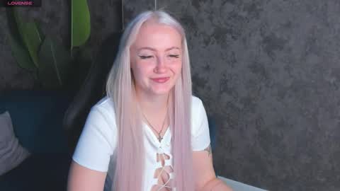 Snapshot of leslie_bell chatting on September 26, 2:15 am Joyce online show from September 26, 2:15 am