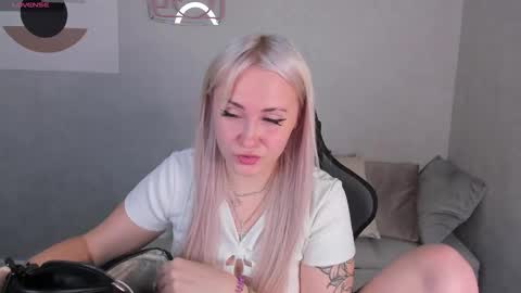 Snapshot of leslie_bell chatting on October 8, 2:20 am Joyce online show from October 8, 2:20 am