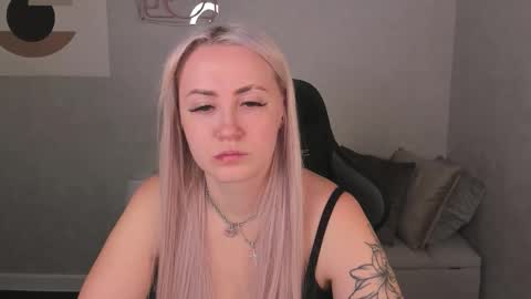 Snapshot of leslie_bell chatting on October 13, 2:11 am Joyce online show from October 13, 2:11 am