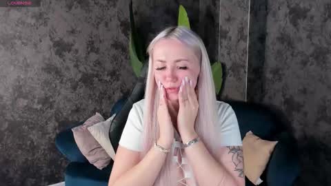 Snapshot of leslie_bell chatting on October 17, 2:37 am Joyce online show from October 17, 2:37 am