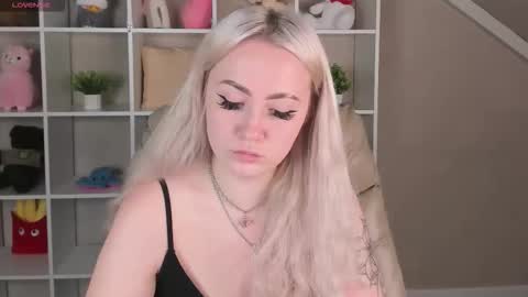 Snapshot of leslie_bell chatting on October 25, 2:41 am Joyce online show from October 25, 2:41 am