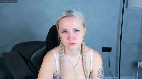 Snapshot of leslie_bell chatting on October 29, 2:25 am Joyce online show from October 29, 2:25 am