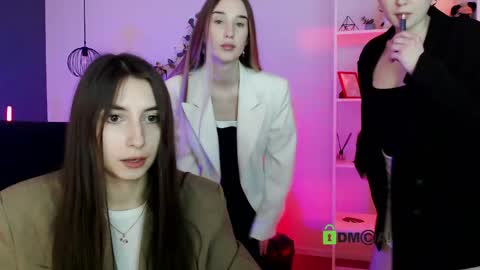 leslie_bird online show from May 8, 8:52 am