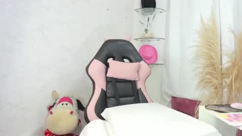 Snapshot of lesliee_brownn chatting on December 21, 1:35 am lesliee_brownn online show from December 21, 1:35 am