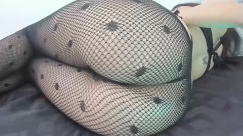 Snapshot of leslyy_love chatting on February 12, 6:51 am lessly online show from February 12, 6:51 am