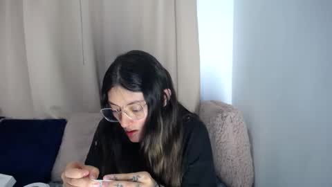 lessliee online show from March 25, 6:08 am