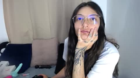 Snapshot of lessliee chatting on April 13, 9:04 am lessliee online show from April 13, 9:04 am