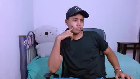 Snapshot of levii_7 chatting on November 18, 3:23 am 0600AM-1200PM - online show from November 18, 3:23 am