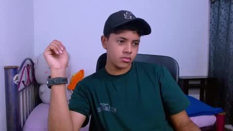 Snapshot of levii_7 chatting on November 30, 3:21 am 0600AM-1200PM - online show from November 30, 3:21 am