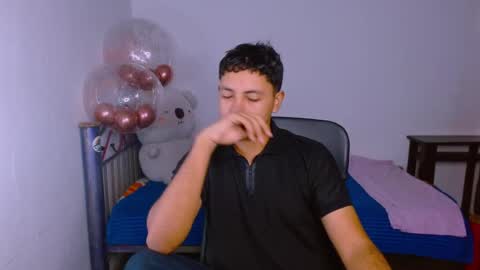 Snapshot of levii_7 chatting on December 18, 12:44 pm 0600AM-1200PM - online show from December 18, 12:44 pm