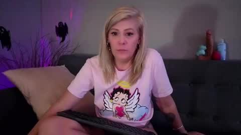 Snapshot of lexi_shocker chatting on October 5, 8:01 am Lexi online show from October 5, 8:01 am