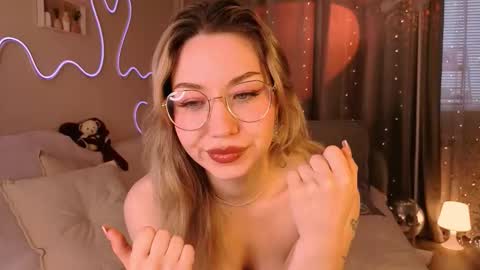 Snapshot of leyalayla chatting on March 12, 2:50 am Lily online show from March 12, 2:50 am