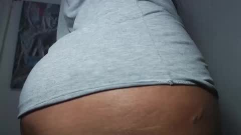 Snapshot of leyli_ass chatting on October 19, 2:18 pm leyli_ass online show from October 19, 2:18 pm