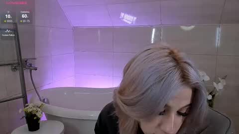 Snapshot of lezy_liza chatting on September 26, 3:54 am Lisa online show from September 26, 3:54 am