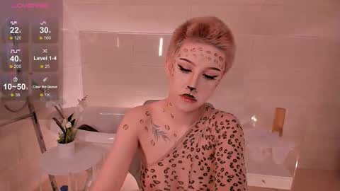 Snapshot of lezy_liza chatting on October 22, 1:17 am Lisa online show from October 22, 1:17 am