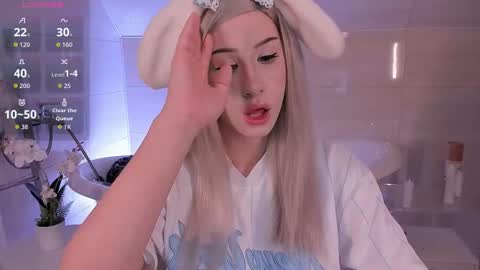 Snapshot of lezy_liza chatting on October 30, 2:13 am Lisa online show from October 30, 2:13 am