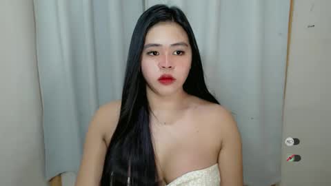 Snapshot of lhara_cumming chatting on December 15, 2:52 am LHARA online show from December 15, 2:52 am