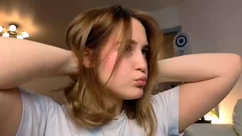 Snapshot of li_ni_ chatting on February 12, 7:55 am li_ni_ online show from February 12, 7:55 am