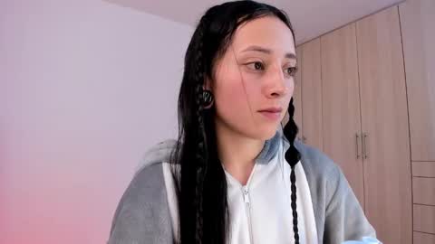 Snapshot of lia_queen610 chatting on March 5, 1:42 am Little Queen Lia online show from March 5, 1:42 am