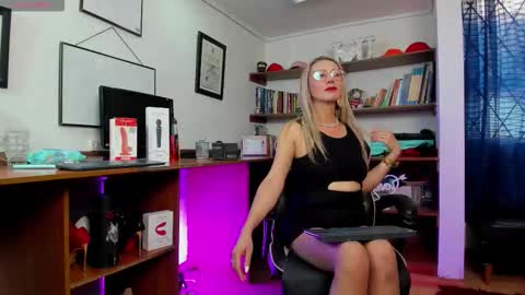 Snapshot of lia_taylorr1 chatting on February 3, 7:19 pm Lia Taylor online show from February 3, 7:19 pm