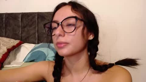 Snapshot of liaa_cute_ chatting on December 11, 1:05 am lia online show from December 11, 1:05 am