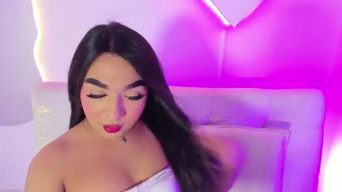 Snapshot of liacampbell__ chatting on August 1, 1:49 am La online show from August 1, 1:49 am