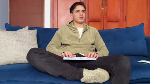 Snapshot of liam_enzho chatting on April 18, 3:05 pm Liam online show from April 18, 3:05 pm