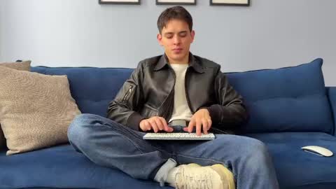 Snapshot of liam_enzho chatting on April 20, 3:59 pm Liam online show from April 20, 3:59 pm
