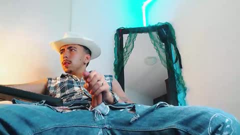 Snapshot of liamty_luxor chatting on December 16, 4:50 am Liam online show from December 16, 4:50 am