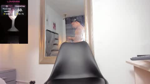 lianfox_ online show from December 4, 2:04 pm