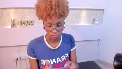 Snapshot of liannadixon chatting on December 15, 2:59 pm LiannaDixon online show from December 15, 2:59 pm