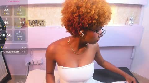 Snapshot of liannadixon chatting on December 22, 6:26 pm LiannaDixon online show from December 22, 6:26 pm