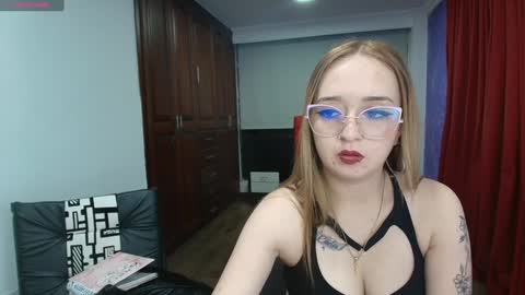 Lia Roberts online show from December 2, 11:07 pm