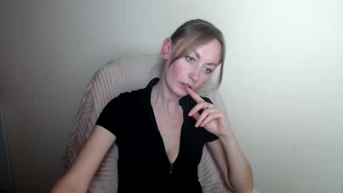 Lia online show from May 4, 1:07 pm