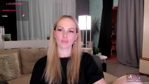 Snapshot of libby_nora chatting on December 6, 1:44 pm Libby online show from December 6, 1:44 pm
