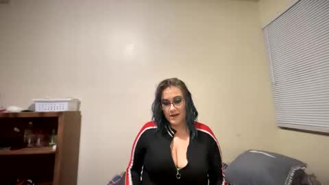 Snapshot of lickmelolliee chatting on December 14, 5:40 am AllieAustyn online show from December 14, 5:40 am