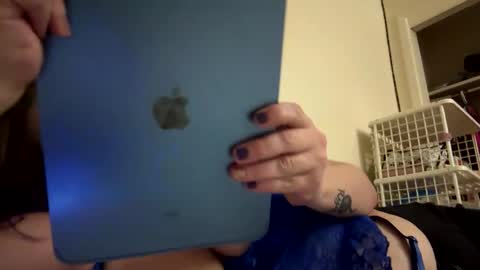 Snapshot of lickmelolliee chatting on February 24, 8:38 am AllieAustyn online show from February 24, 8:38 am