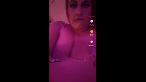 Snapshot of lickmelolliee chatting on April 4, 4:44 am AllieAustyn online show from April 4, 4:44 am